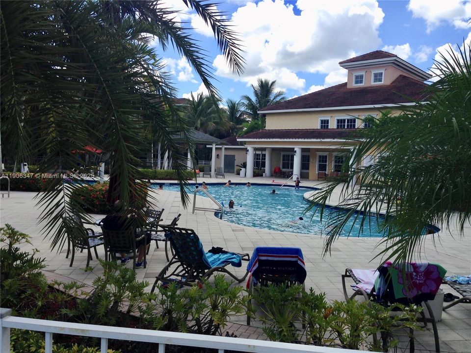 合同活跃: $2,000 (2 贝兹, 2 浴室, 1058 平方英尺)