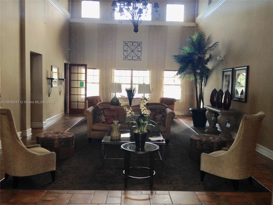 合同活跃: $2,000 (2 贝兹, 2 浴室, 1058 平方英尺)