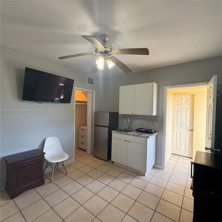 For Rent: $1,350 (1 beds, 1 baths, 180 Square Feet)