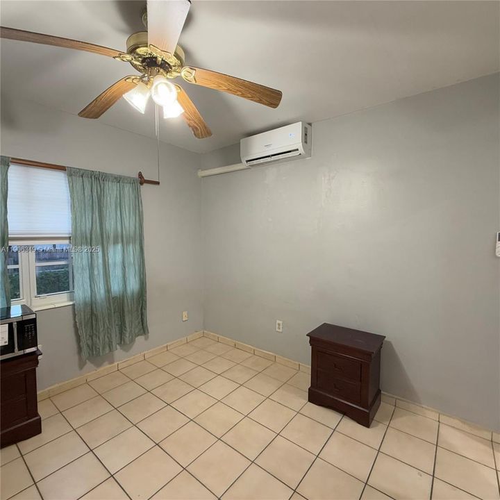 For Rent: $1,350 (1 beds, 1 baths, 180 Square Feet)