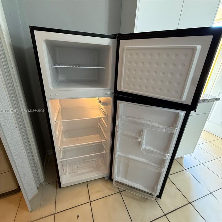 For Rent: $1,350 (1 beds, 1 baths, 180 Square Feet)