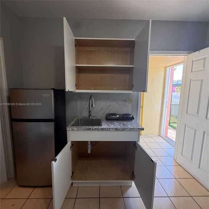 For Rent: $1,350 (1 beds, 1 baths, 180 Square Feet)