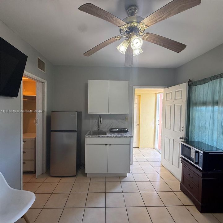 For Rent: $1,350 (1 beds, 1 baths, 180 Square Feet)