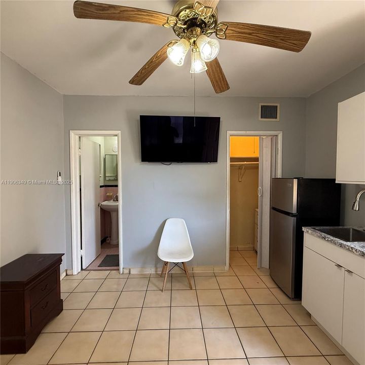 For Rent: $1,350 (1 beds, 1 baths, 180 Square Feet)