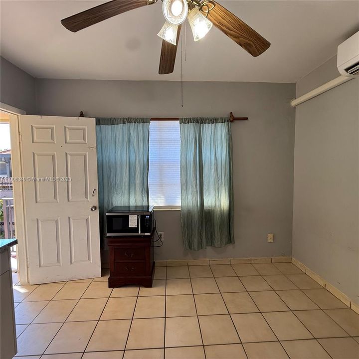 For Rent: $1,350 (1 beds, 1 baths, 180 Square Feet)