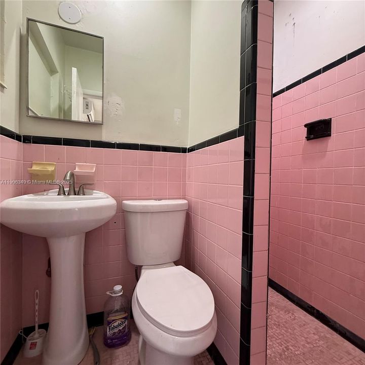 For Rent: $1,350 (1 beds, 1 baths, 180 Square Feet)