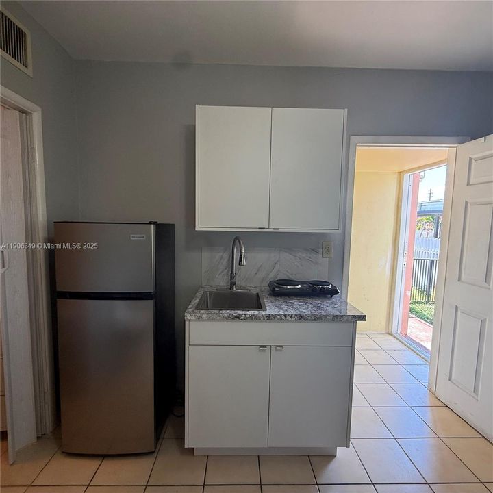 For Rent: $1,350 (1 beds, 1 baths, 180 Square Feet)