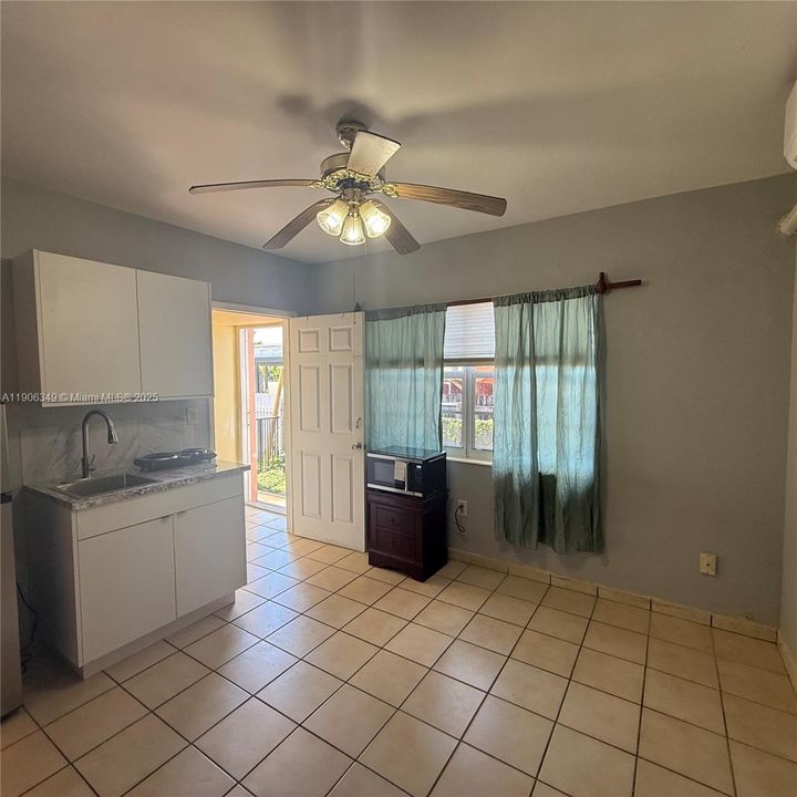 For Rent: $1,350 (1 beds, 1 baths, 180 Square Feet)