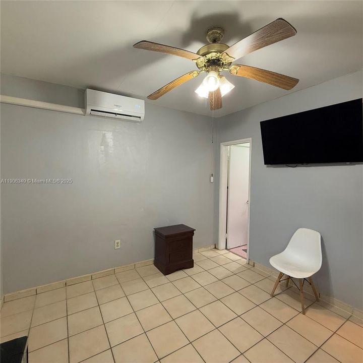 For Rent: $1,350 (1 beds, 1 baths, 180 Square Feet)
