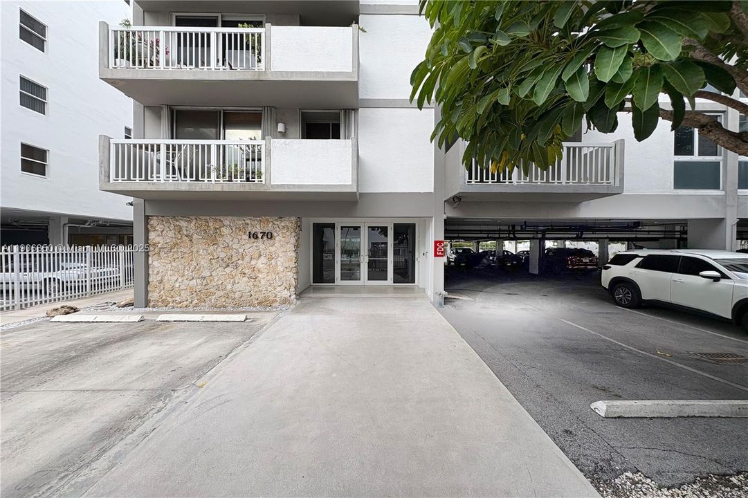 Active With Contract: $2,500 (1 beds, 1 baths, 727 Square Feet)