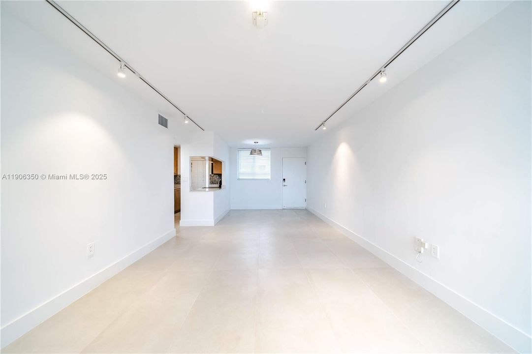 Active With Contract: $2,500 (1 beds, 1 baths, 727 Square Feet)