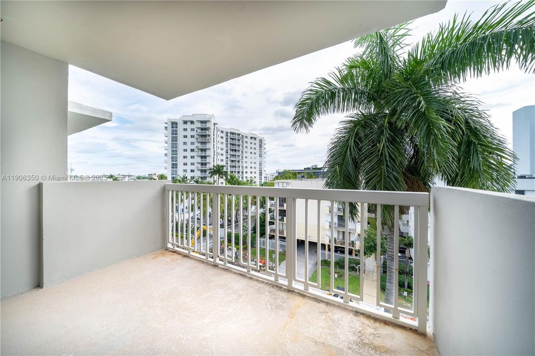 Active With Contract: $2,500 (1 beds, 1 baths, 727 Square Feet)