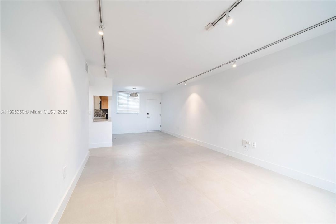 Active With Contract: $2,500 (1 beds, 1 baths, 727 Square Feet)