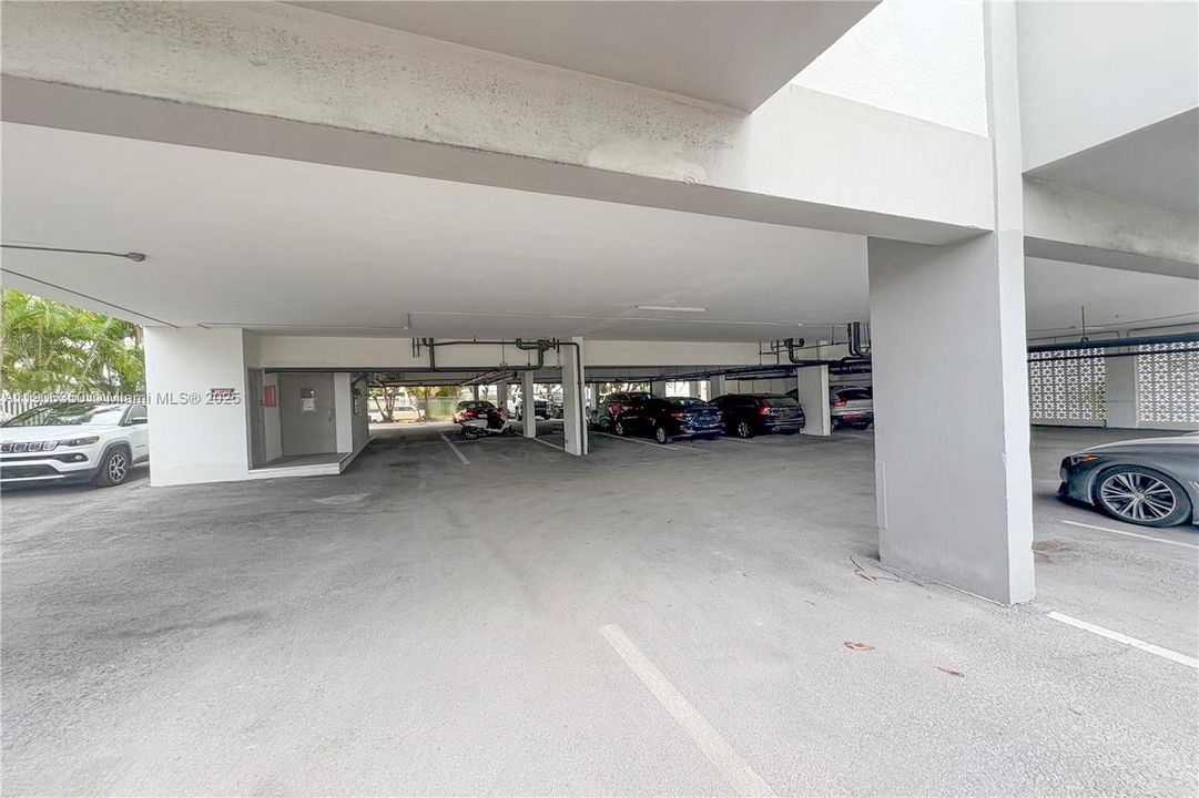 Active With Contract: $2,500 (1 beds, 1 baths, 727 Square Feet)