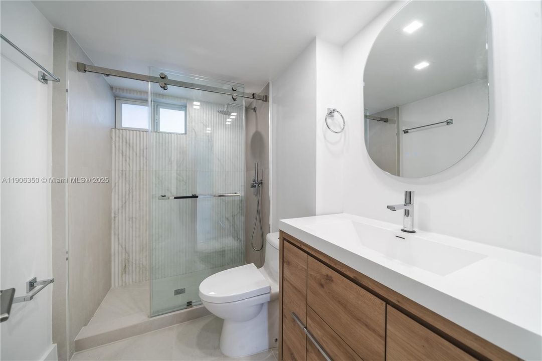 Active With Contract: $2,500 (1 beds, 1 baths, 727 Square Feet)