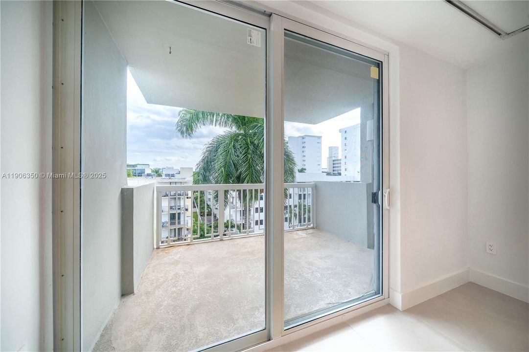 Active With Contract: $2,500 (1 beds, 1 baths, 727 Square Feet)