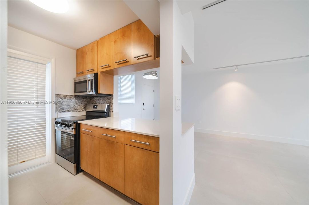 Active With Contract: $2,500 (1 beds, 1 baths, 727 Square Feet)
