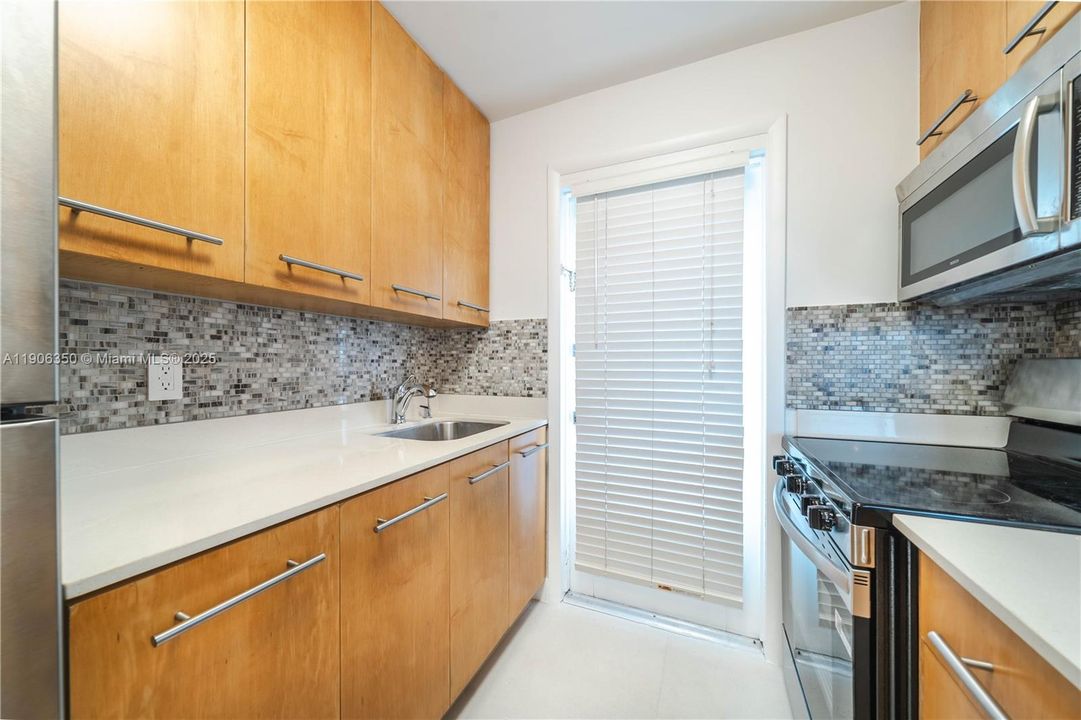 Active With Contract: $2,500 (1 beds, 1 baths, 727 Square Feet)