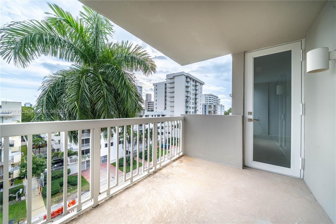 Active With Contract: $2,500 (1 beds, 1 baths, 727 Square Feet)