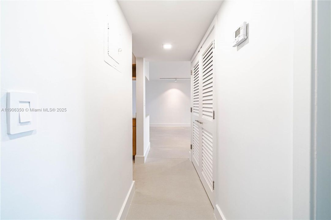 Active With Contract: $2,500 (1 beds, 1 baths, 727 Square Feet)