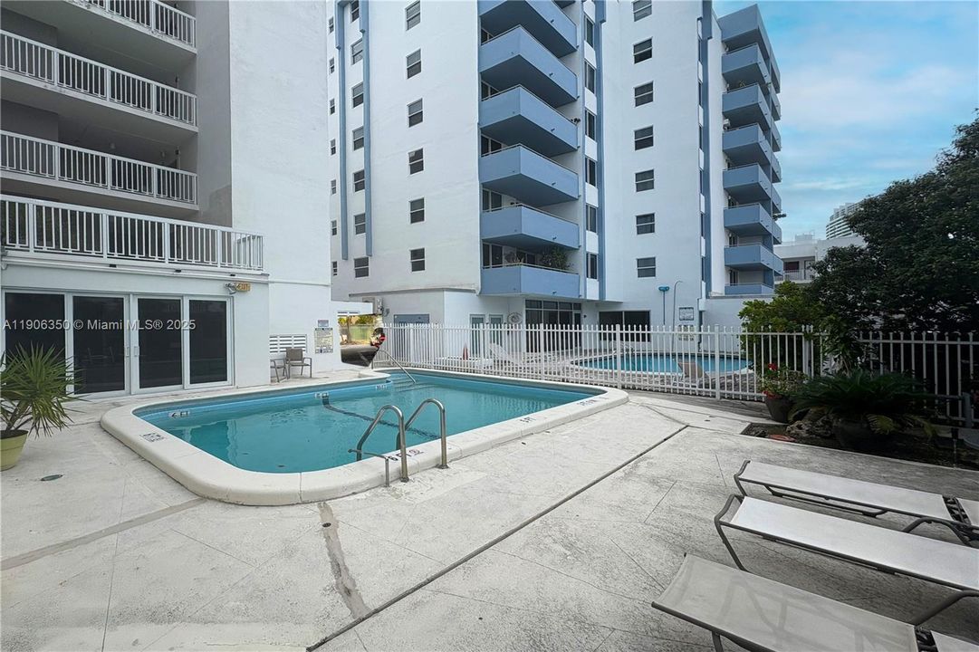 Active With Contract: $2,500 (1 beds, 1 baths, 727 Square Feet)