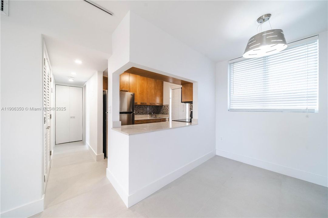 Active With Contract: $2,500 (1 beds, 1 baths, 727 Square Feet)