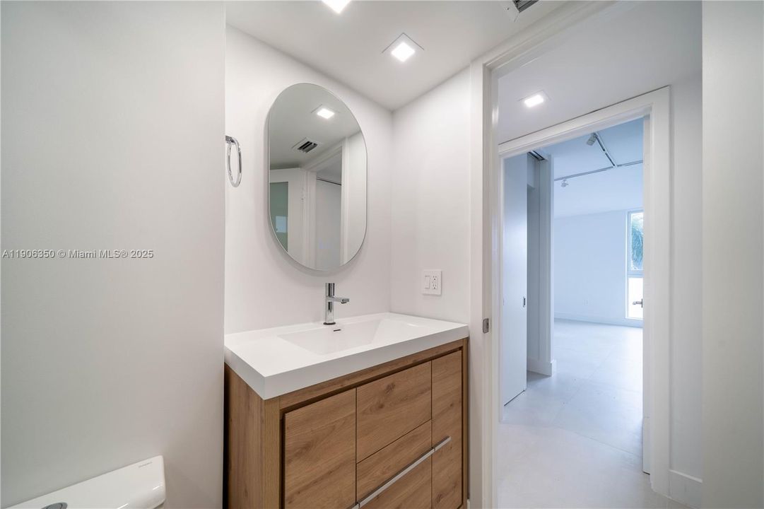 Active With Contract: $2,500 (1 beds, 1 baths, 727 Square Feet)