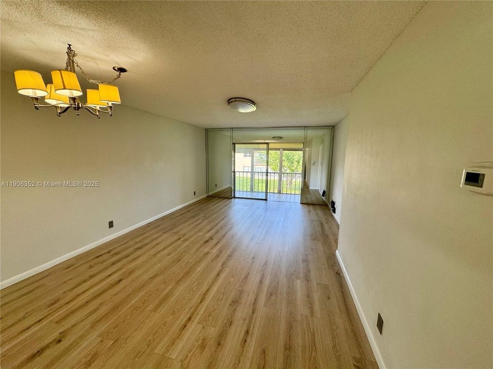 For Sale: $139,000 (2 beds, 2 baths, 990 Square Feet)