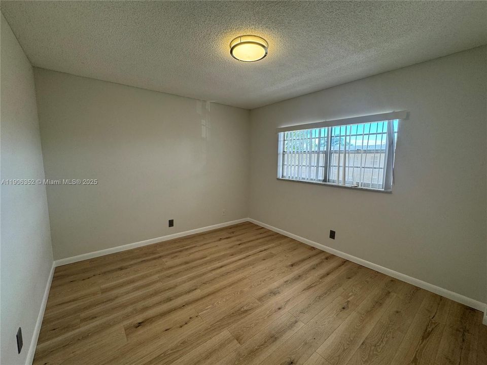 For Sale: $139,000 (2 beds, 2 baths, 990 Square Feet)