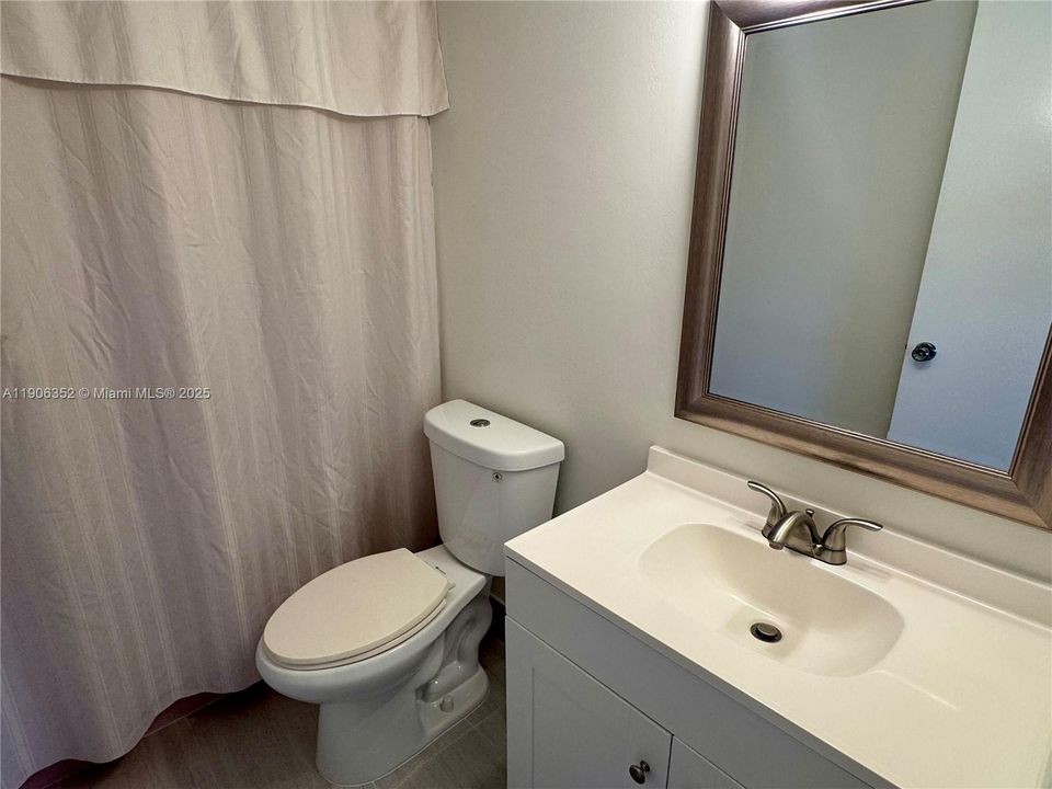 For Sale: $139,000 (2 beds, 2 baths, 990 Square Feet)
