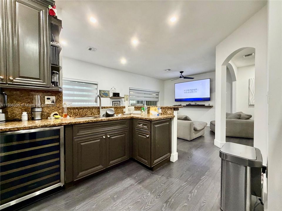 Под контрактом: $469,000 (3 спален, 2 ванн, 1462 Квадратных фут)