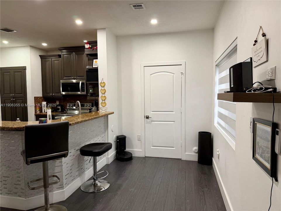 Под контрактом: $469,000 (3 спален, 2 ванн, 1462 Квадратных фут)