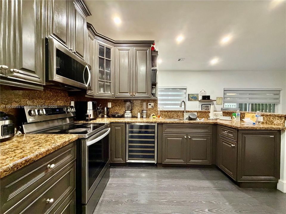 Под контрактом: $469,000 (3 спален, 2 ванн, 1462 Квадратных фут)