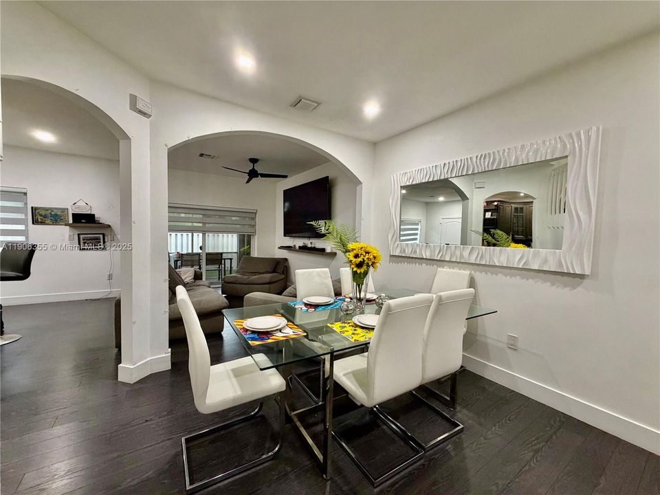 Под контрактом: $469,000 (3 спален, 2 ванн, 1462 Квадратных фут)