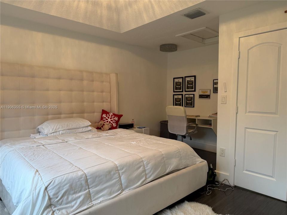 Под контрактом: $469,000 (3 спален, 2 ванн, 1462 Квадратных фут)