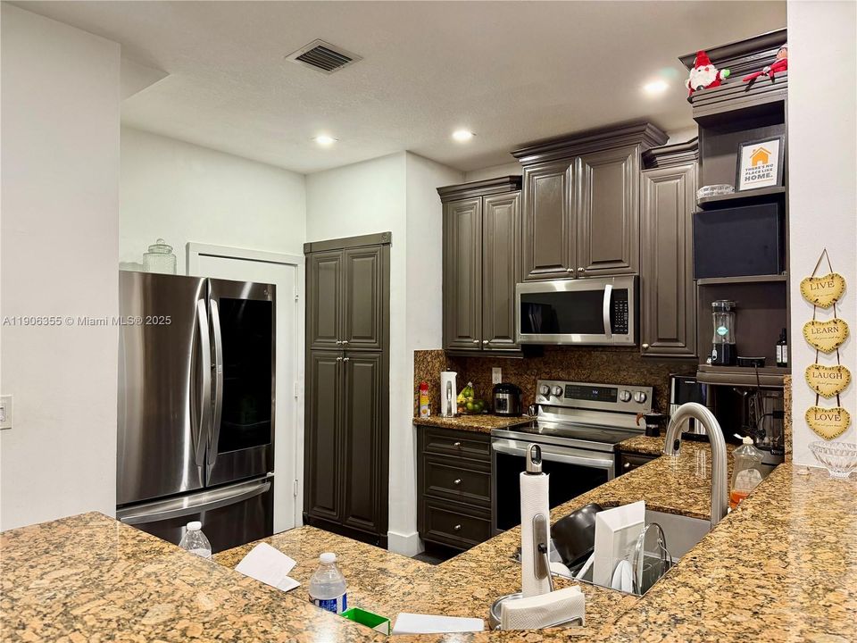 Под контрактом: $469,000 (3 спален, 2 ванн, 1462 Квадратных фут)