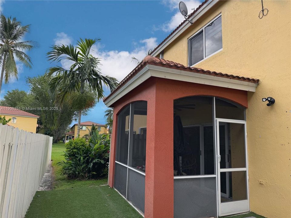 Под контрактом: $469,000 (3 спален, 2 ванн, 1462 Квадратных фут)