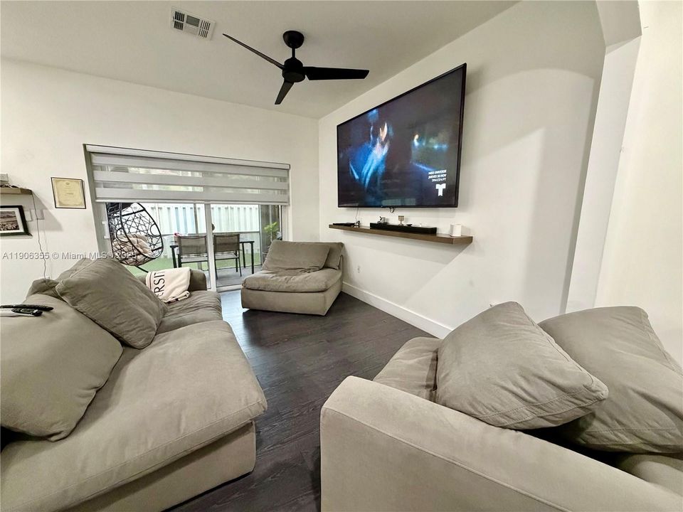 Под контрактом: $469,000 (3 спален, 2 ванн, 1462 Квадратных фут)