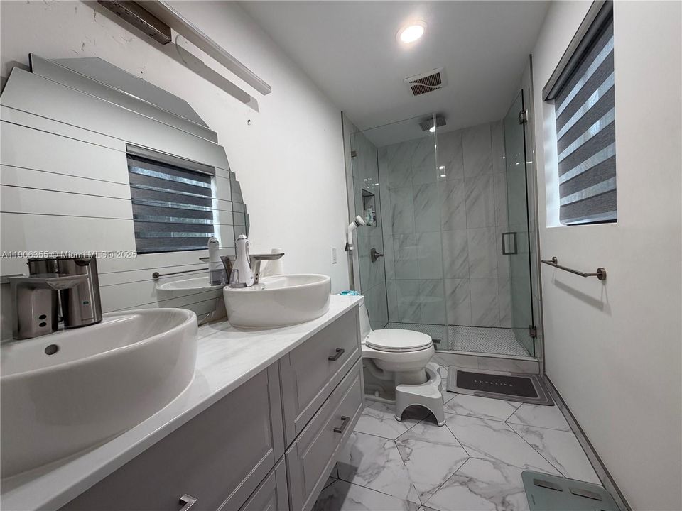 Под контрактом: $469,000 (3 спален, 2 ванн, 1462 Квадратных фут)