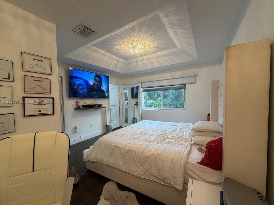 Под контрактом: $469,000 (3 спален, 2 ванн, 1462 Квадратных фут)