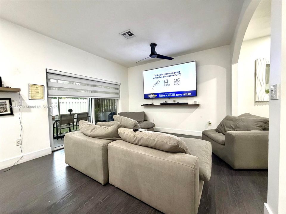 Под контрактом: $469,000 (3 спален, 2 ванн, 1462 Квадратных фут)