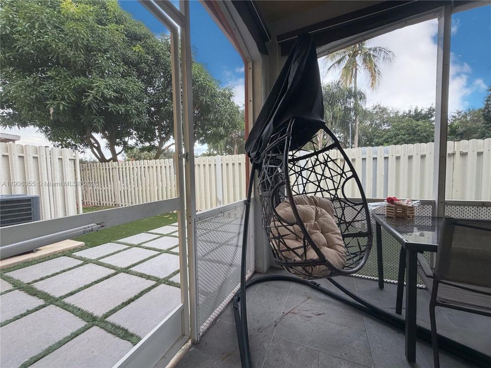 Под контрактом: $469,000 (3 спален, 2 ванн, 1462 Квадратных фут)