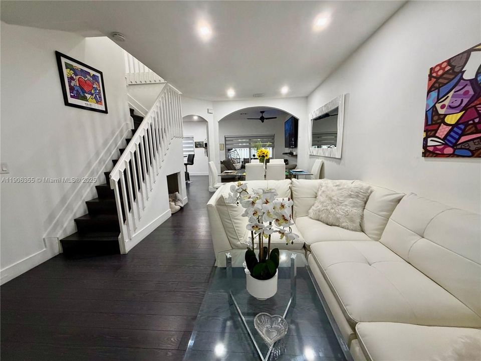 Под контрактом: $469,000 (3 спален, 2 ванн, 1462 Квадратных фут)