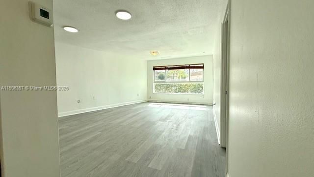 Active With Contract: $1,900 (1 beds, 1 baths, 700 Square Feet)