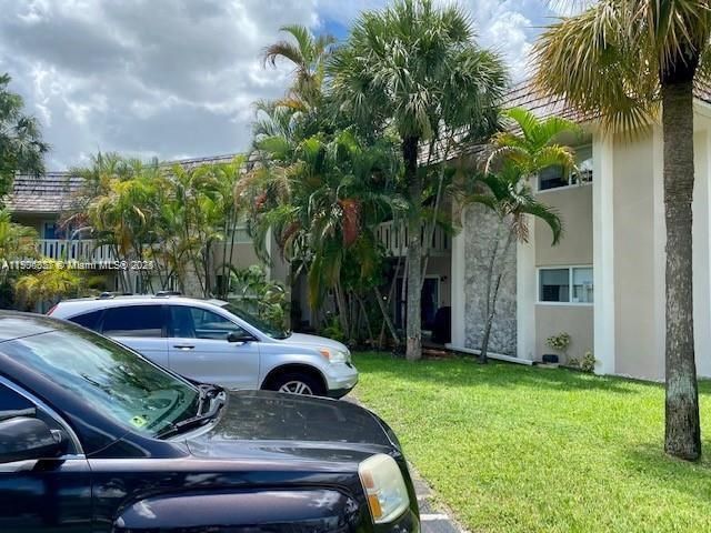 Active With Contract: $1,900 (1 beds, 1 baths, 700 Square Feet)