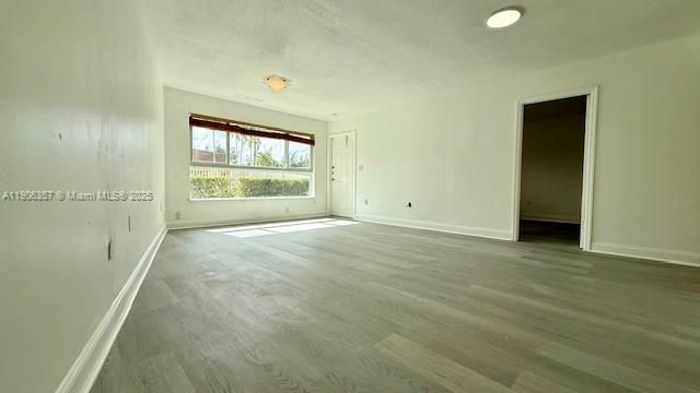 Active With Contract: $1,900 (1 beds, 1 baths, 700 Square Feet)