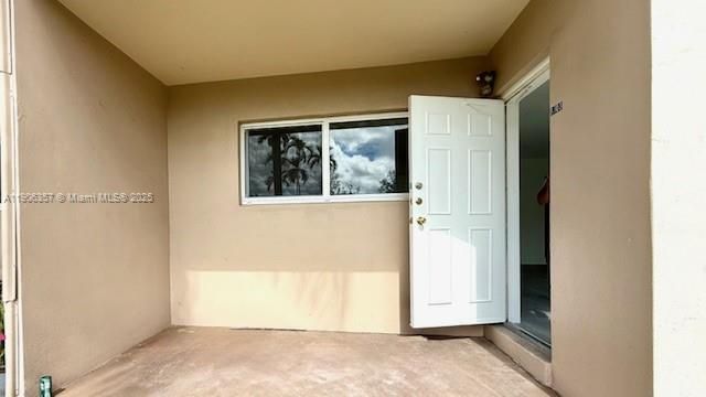 Active With Contract: $1,900 (1 beds, 1 baths, 700 Square Feet)