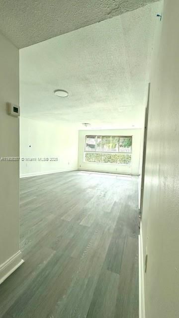 Active With Contract: $1,900 (1 beds, 1 baths, 700 Square Feet)