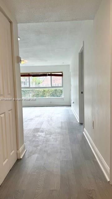 Active With Contract: $1,900 (1 beds, 1 baths, 700 Square Feet)