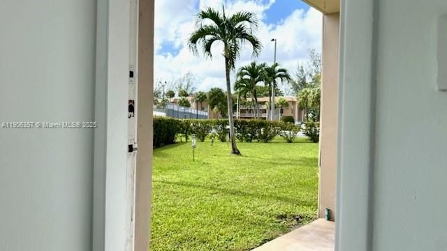 Active With Contract: $1,900 (1 beds, 1 baths, 700 Square Feet)